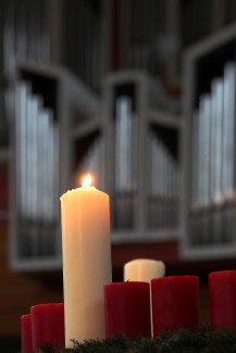Orgel mit Kerze